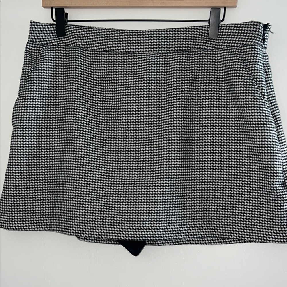 Abercrombie & Fitch- Black and White Houndstooth Skirt